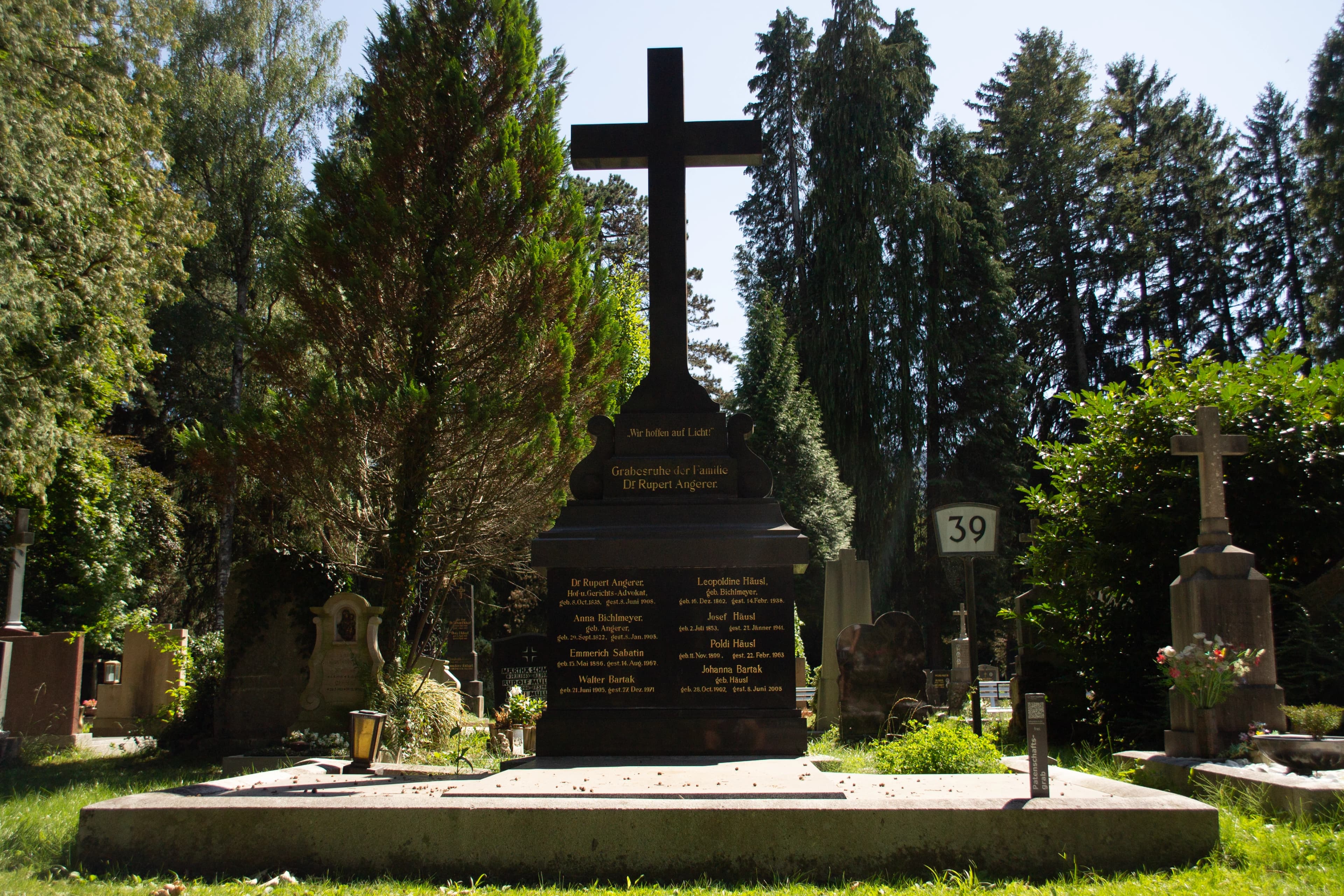 Patenschaftsgrab auf einem Salzburger Friedhof, gepflegt von Moriva