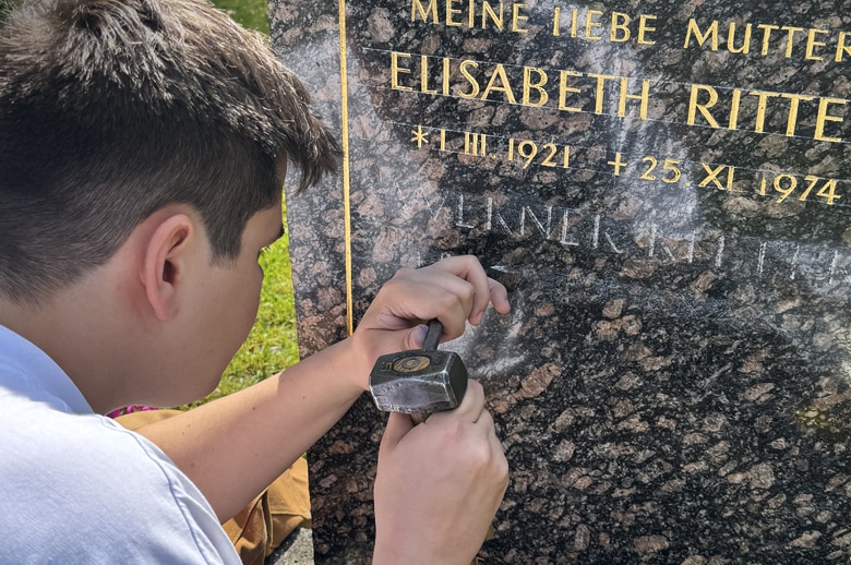 Ergänzung neuer Schriftzüge am Friedhof
